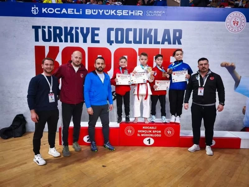 Karatede 3 madalya
