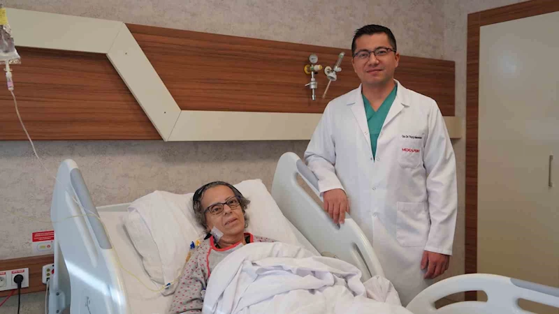 Karnındaki 23 santimetrelik kitle başarıyla çıkarıldı
