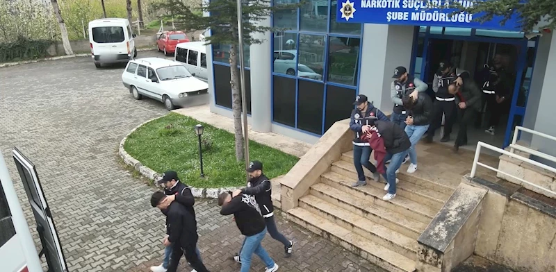 Uyuşturucuyu patiğe sakladılar: 5 kişi tutuklandı
