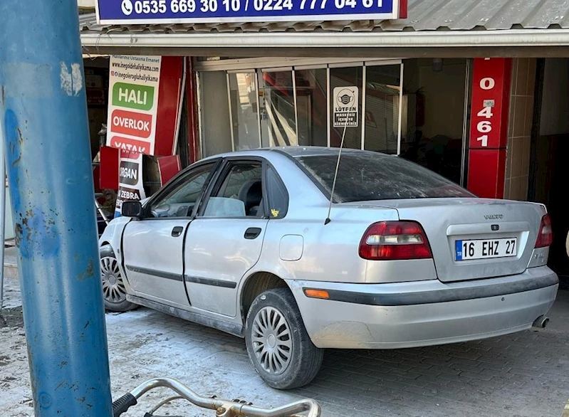 Kontrolden çıkan otomobil iş yerine daldı
