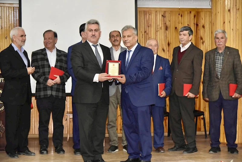 Emekli din görevlilerine plaket
