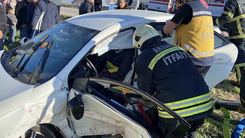 Aksaray’da iki otomobil çarpıştı: 1’i ağır 4 yaralı

