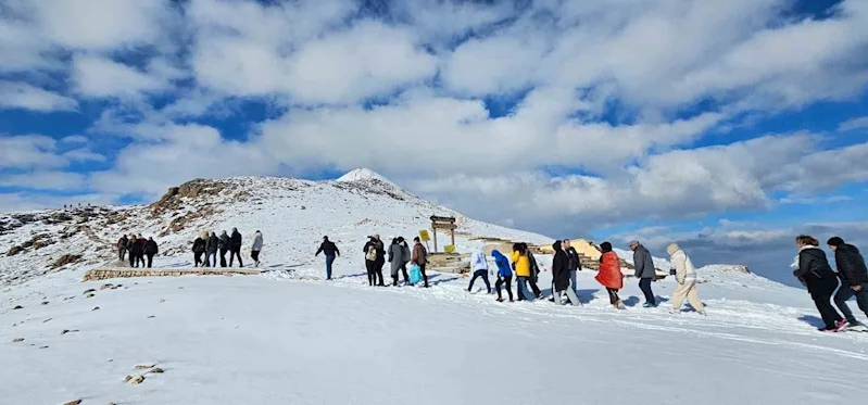 Nisan ayında Nemrut’ta turistlere kar sürprizi
