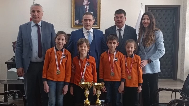 Kaymakam Memiş, tenis  şampiyonlarını ödüllendirdi
