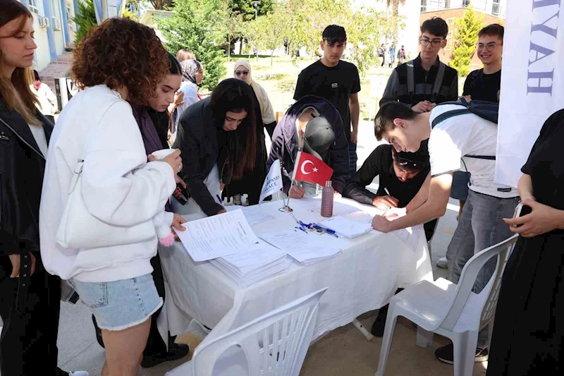ALKÜ öğrencileri, kariyer fırsatında buluştu
