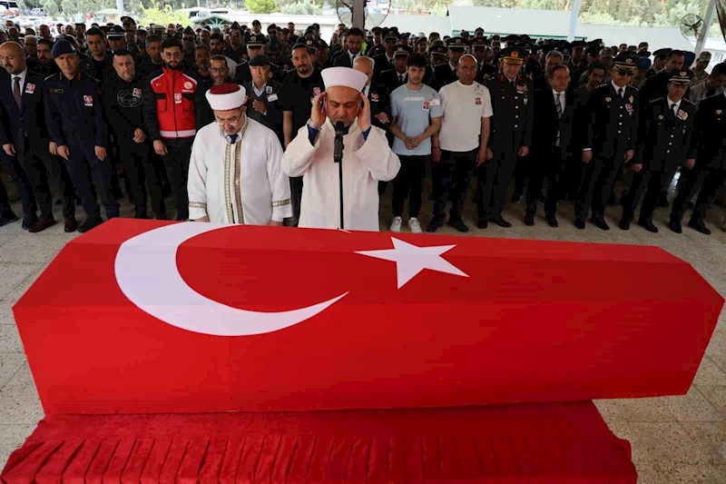 Şehit polis Esat Koyuncu’nun naaşı Adana’da toprağa verildi
