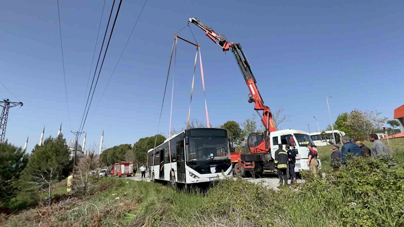 Çanakkale’de yoldan çıkan otobüste şoför mahsur kaldı
