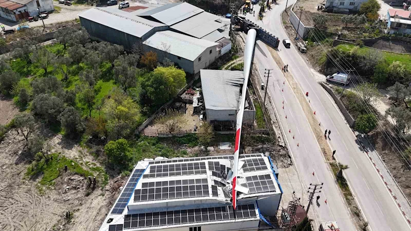 Fabrika üstüne yıkılan rüzgar gülü kanadı dronla görüntülendi
