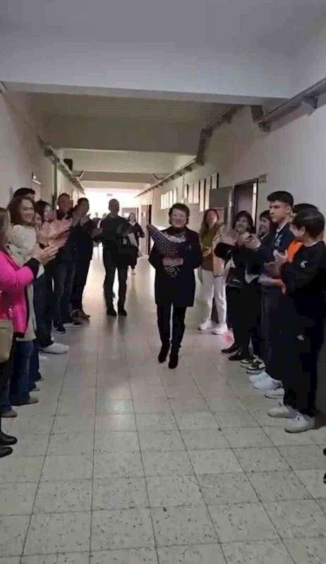 Emekli olan öğretmenlerini böyle uğurladılar
