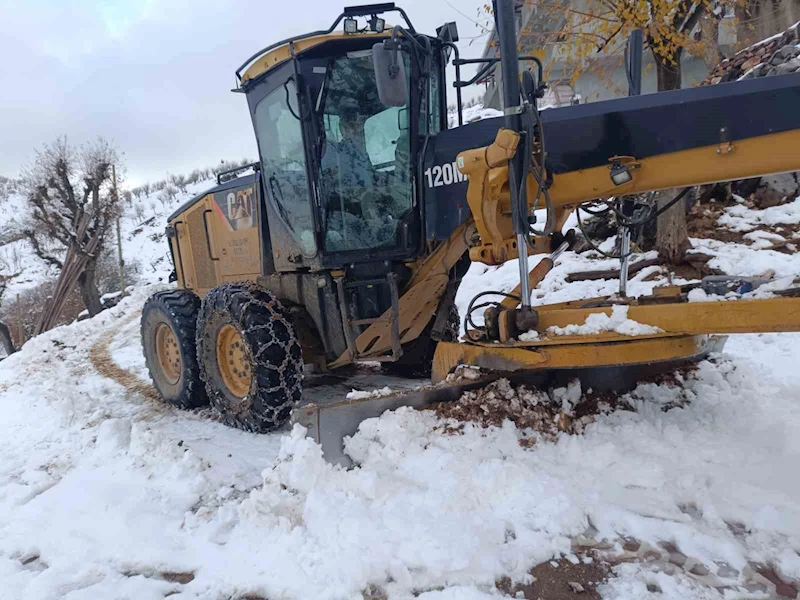 Sason’da kardan kapanan 60 yerleşim yolu ulaşıma açıldı
