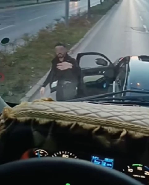 Yol ortasında aracından indi, arkasındaki araca saldırdı
