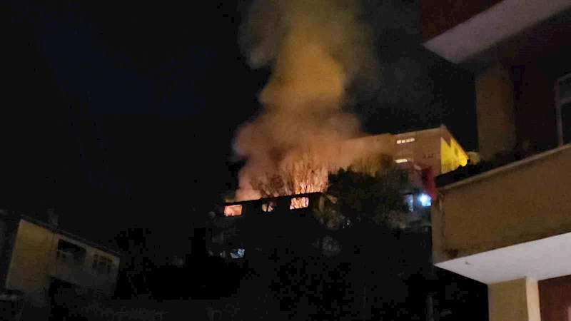 2 katlı binada çıkan yangın, yanında bulunan 3 katlı binaya sıçradı: 1 ölü
