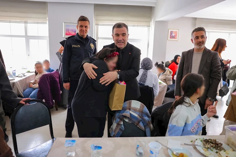 Vali Eldivan, özel öğrencilerle bir araya geldi
