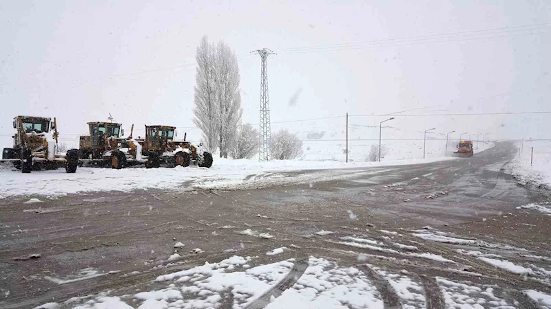 Erzincan’ın yüksek kesimlerinde kar yağışı aralıklı sürüyor
