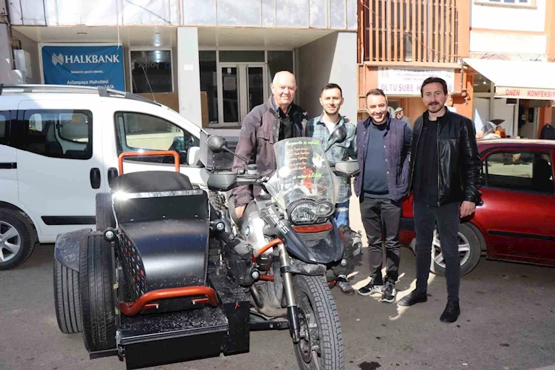 Fransa’dan motosikletiyle fakir çocuklara kalem taşıyor

