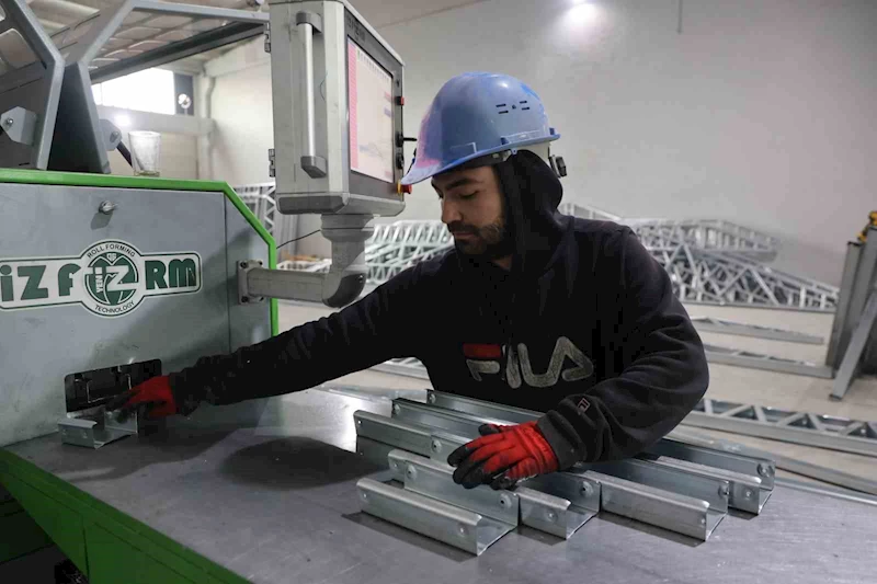 Depremin ardından açtıkları çelik konstrüksiyon fabrikasında 20 kişiye istihdam sağladılar
