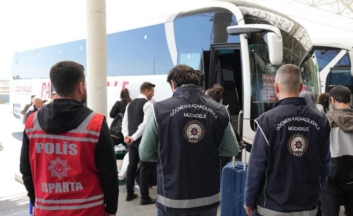 Isparta’da yakalanan 9 göçmen sınır dışı edildi
