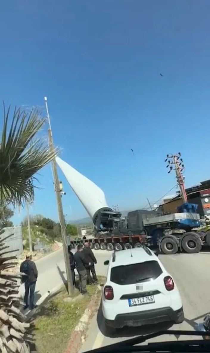 Çanakkale’de rüzgar gülü kanadı taşıyan tırın devrilme anı kamerada

