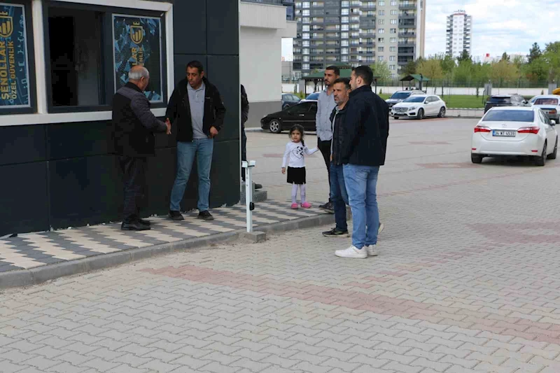 Diyarbakır’da başıboş sokak köpeği saldırıları güvenlik kamerasında: 12 saldırgan köpek belediye tarafından toplatıldı
