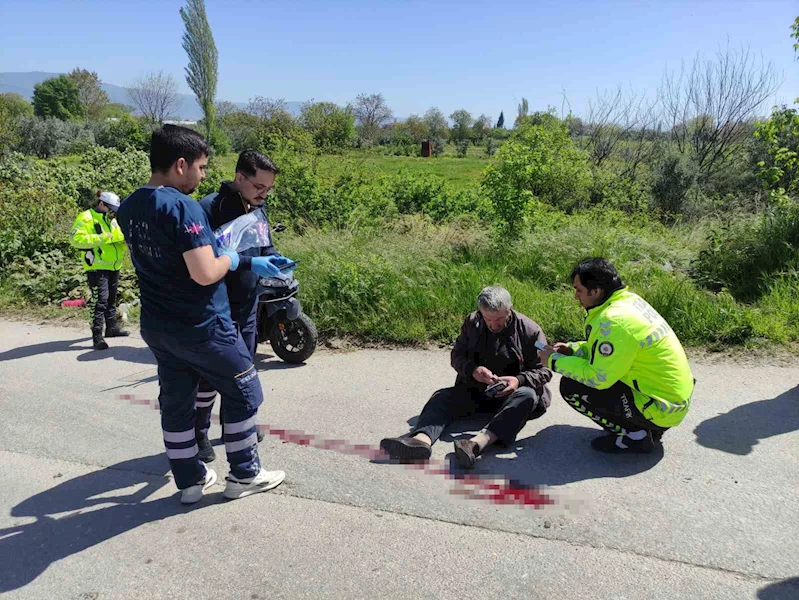 Bursa’da kamyonetle çarpışan motosikletteki çift yaralandı

