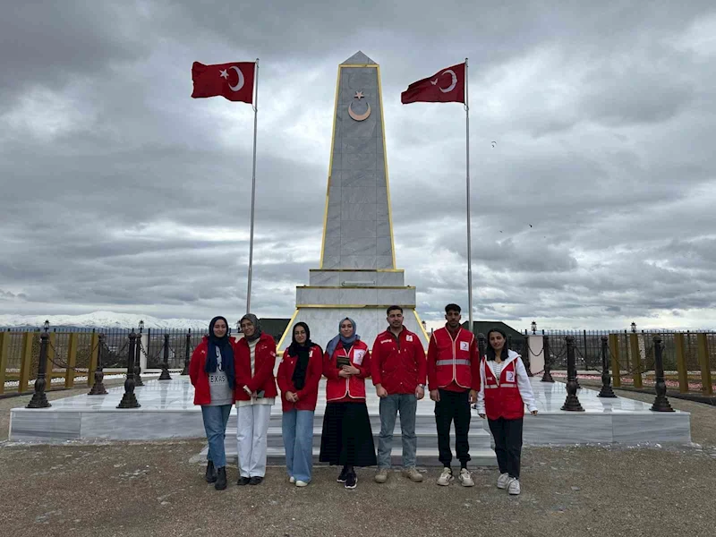 Kızılay gönüllülerinden şehitliğe ziyaret
