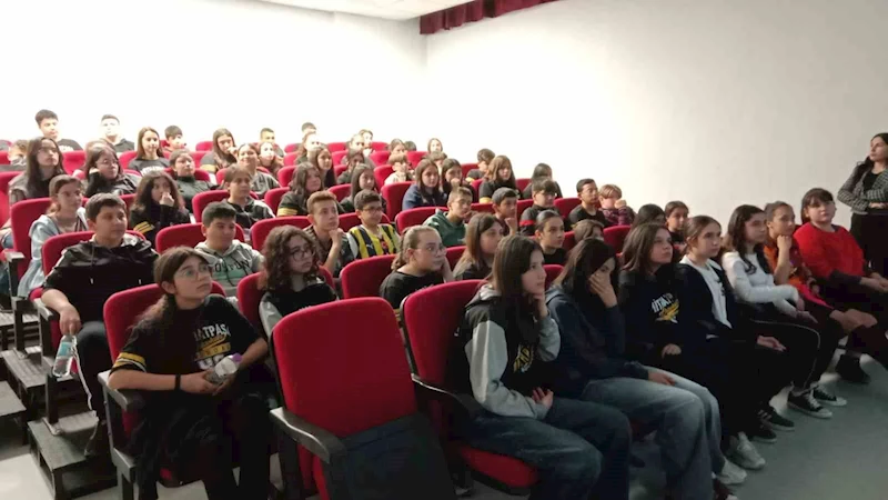 Emirdağ Mithatpaşa Ortaokulu’nda ‘Meslek Seçiminin Önemi, Geleceğin Meslekleri ve Mesleki Yönelim Test Bataryası’ konulu seminer
