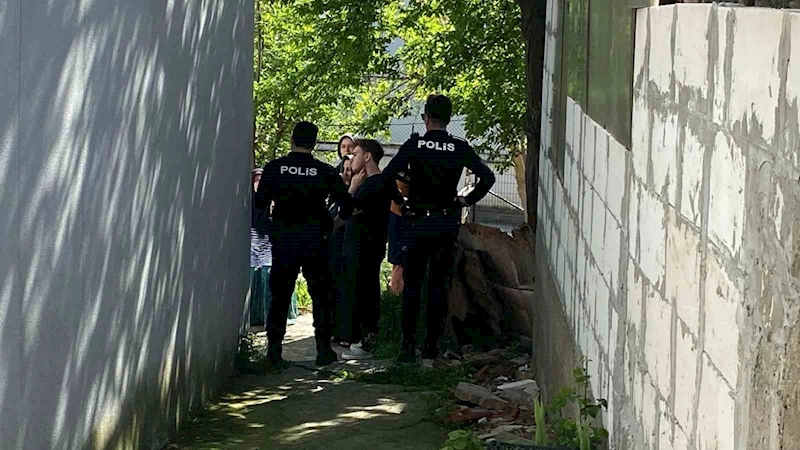 Pencere kenarında yoğurt yiyen çocuk 3 kattan düşerek ağır yaralandı

