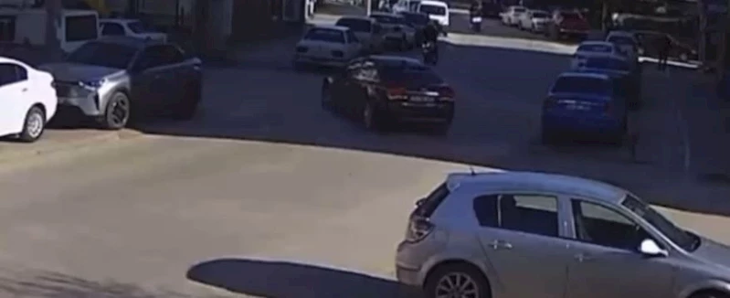 Otomobil ile çarpışan motosiklet sürücüsü yaralandı: Kaza anı kamerada
