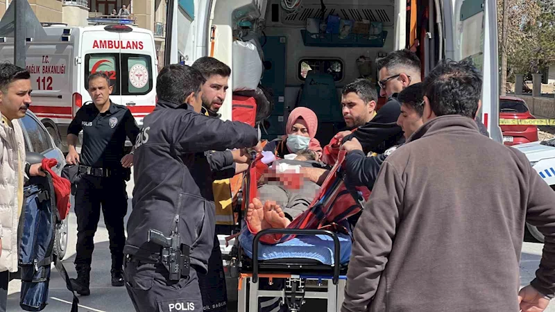 Karısını bıçakla ağır yaralayıp kendini bıçakladı
