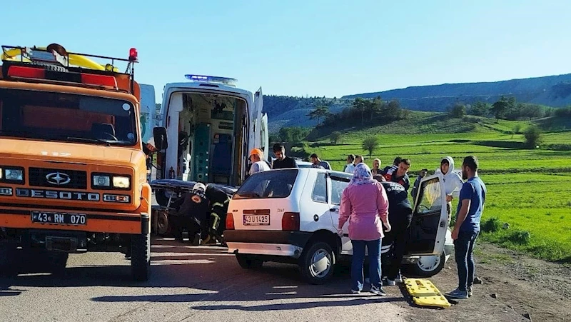 Kütahya Domaniç-Tavşanlı karayolunda trafik kazası: 3 yaralı
