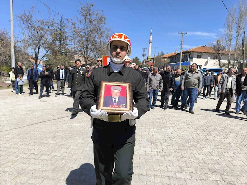 Vefat eden Kıbrıs gazisi askeri törenle son yolculuğuna uğurlandı
