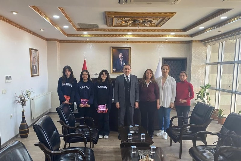 Burhaniye de Kaymakam Memiş, dereceye giren öğrencileri ödüllendirdi
