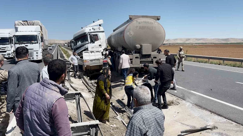 Şanlıurfa’da otomobil ile tır çarpıştı: 4 yaralı
