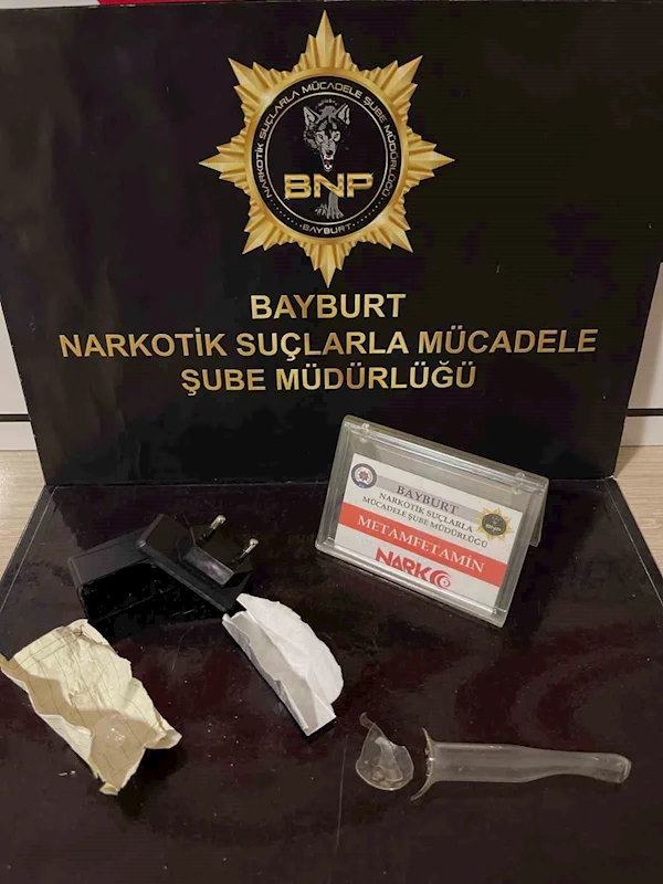 Uyuşturucu maddeyi şarj adaptörüne saklayan şüpheli yakalandı
