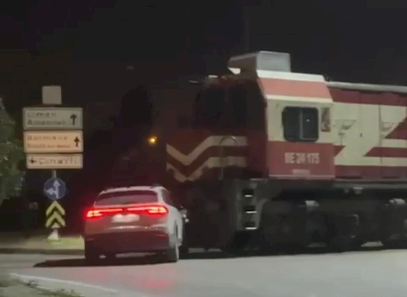 Hemzemin geçitte tren ile otomobil çarpıştı
