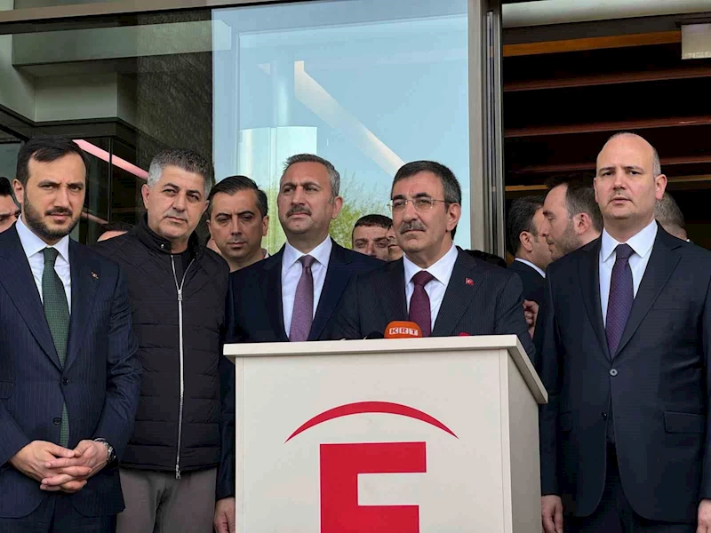 Cumhurbaşkanı Yardımcısı Cevdet Yılmaz, Sırrı Süreyya Önder’i ziyaret etmek için hastaneye geldi

