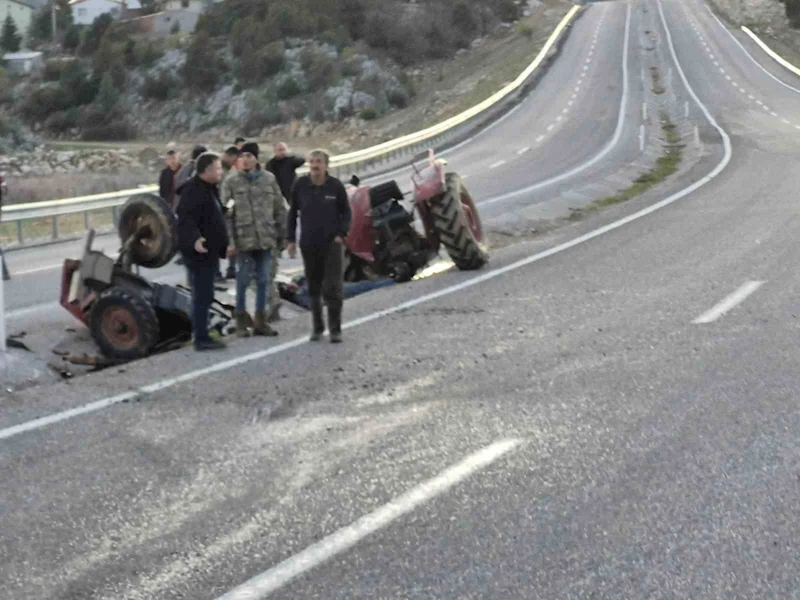 Seyir halindeki traktör ikiye bölündü: 1 ölü, 1 yaralı
