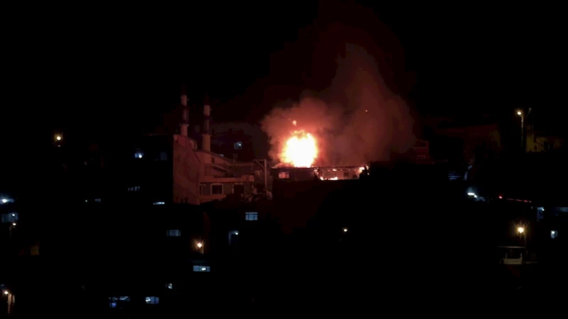 Bursa’da alevler geceyi aydınlattı... 2 katlı evde çıkan yangın, bitişiğindeki 2 eve daha sıçradı
