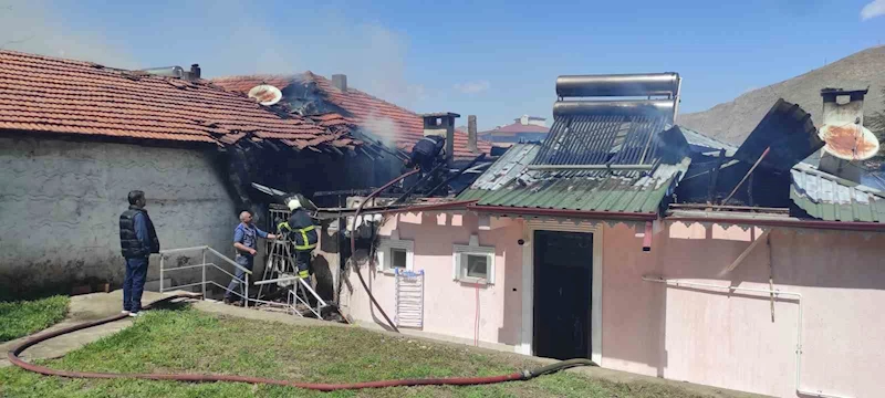 Divriği’de çatı yangını bitişikteki binaya sıçradı
