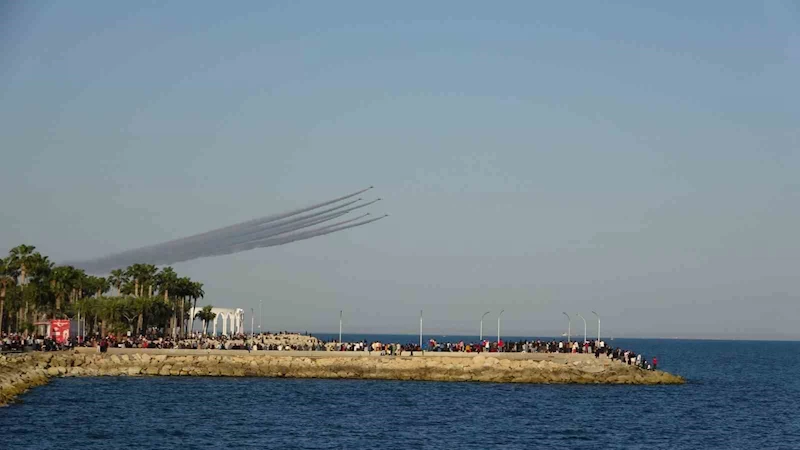 Türk Yıldızları’nın Mersin semalarındaki akrobasi manevraları coşkuyla izlendi
