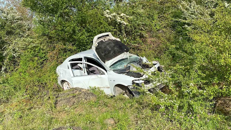 Kontrolden çıkan otomobil 120 metre sürüklendi, şarampole uçtu: 2 yaralı
