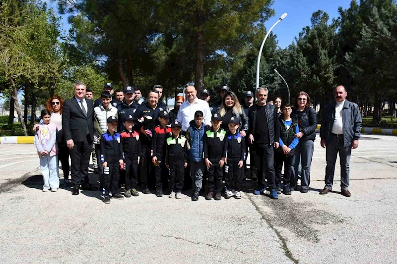 Diyarbakır’da çocuklar polis okulunu gezdi
