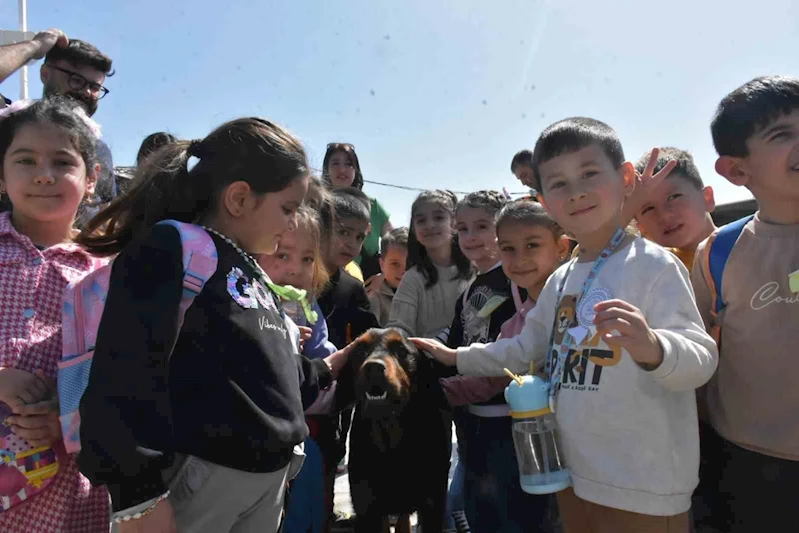 Didim’de minik öğrenciler patili dostlarla bir araya geldi
