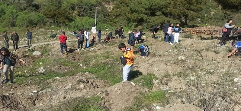 Salihli’de öğrenciler fidan dikerek geleceğe nefes oldu
