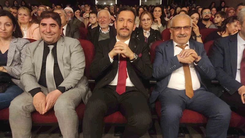Selendili gençlerin tiyatro gösterisi ilgiyle izlendi
