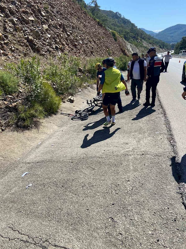 Fethiye’de otomobil bisikletli gruba çarptı: 3 yaralı
