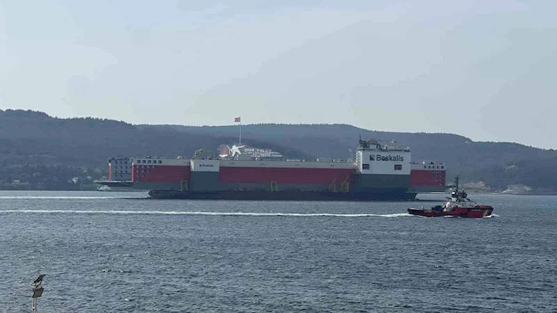 Dev Yüzer Havuz Çanakkale Boğazı’ndan geçti
