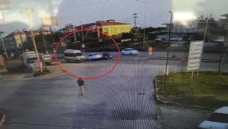 Manavgat’ta 3 aracın karıştığı kaza kamerada
