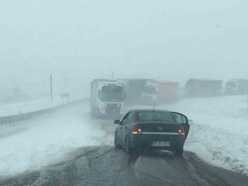 Ilgar Dağı’nda tipide onlarca tır mahsur kaldı
