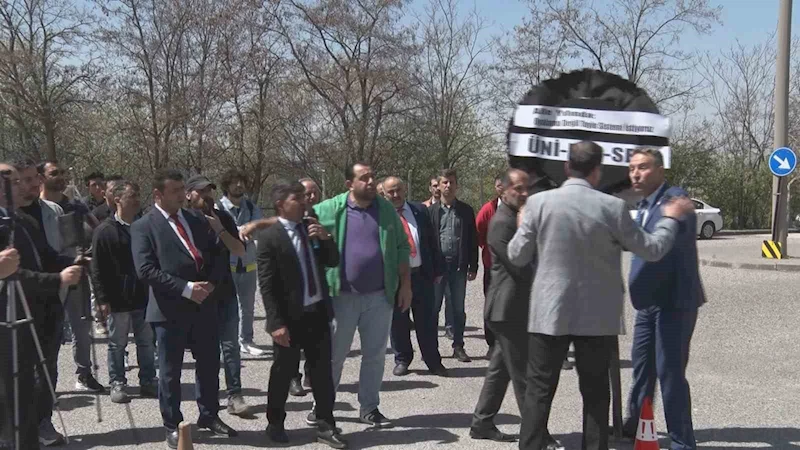 ÜNİPERSEN’den YÖK önünde siyah çelenkli basın açıklaması

